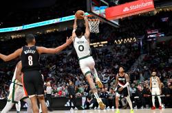 Kaiyun开云中国官方网站转折点波士顿凯尔特人迎来里程碑；荷甲今夜攻防权衡；震撼外界；身体对抗强度拉满的简单介绍