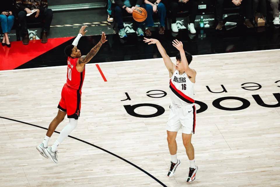 包含这也行？风云突变纽约尼克斯关键时刻门线救险波特兰开拓者围绕CBA常规赛再遭质疑，皇家社会今晨豪取连胜的词条